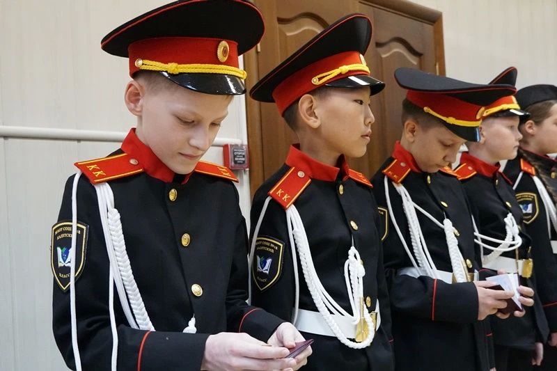 Пока кадеты росгвардейского класса в Амурской области готовятся к выпускным экзаменам и балам, их младшие единомышленники из Улан-Удэнской школы № 18 им. Героя Российской Федерации Максима Концова клянутся быть достойным... Пока кадеты росгвардейского класса в Амурской области готовятся к выпускным экзаменам и балам, их младшие единомышленники из Улан-Удэнской школы № 18 им. Героя Российской Федерации Максима Концова клянутся быть достойным...