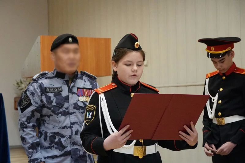 Пока кадеты росгвардейского класса в Амурской области готовятся к выпускным экзаменам и балам, их младшие единомышленники из Улан-Удэнской школы № 18 им. Героя Российской Федерации Максима Концова клянутся быть достойным... Пока кадеты росгвардейского класса в Амурской области готовятся к выпускным экзаменам и балам, их младшие единомышленники из Улан-Удэнской школы № 18 им. Героя Российской Федерации Максима Концова клянутся быть достойным...