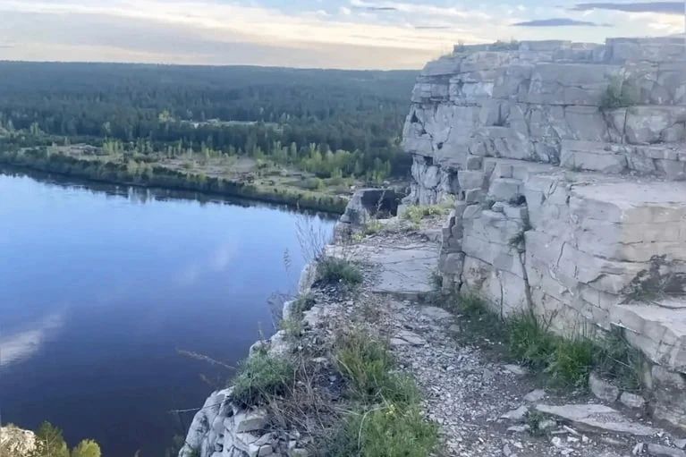 Девушка погибла после падения со скалы в Иркутской области