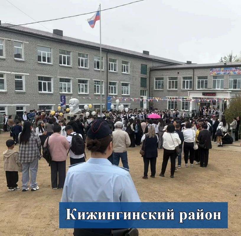 ФОТОФАКТ: полицейские Бурятии обеспечили охрану общественного порядка в местах проведения последних звонков в средних общеобразовательных учреждения республики! ФОТОФАКТ: полицейские Бурятии обеспечили охрану общественного порядка в местах проведения последних звонков в средних общеобразовательных учреждения республики!