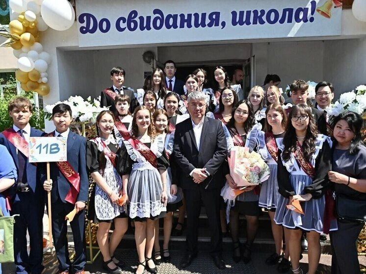 Алексей Цыденов: Дорогие выпускники, уважаемые учителя и родители! Алексей Цыденов: Дорогие выпускники, уважаемые учителя и родители!