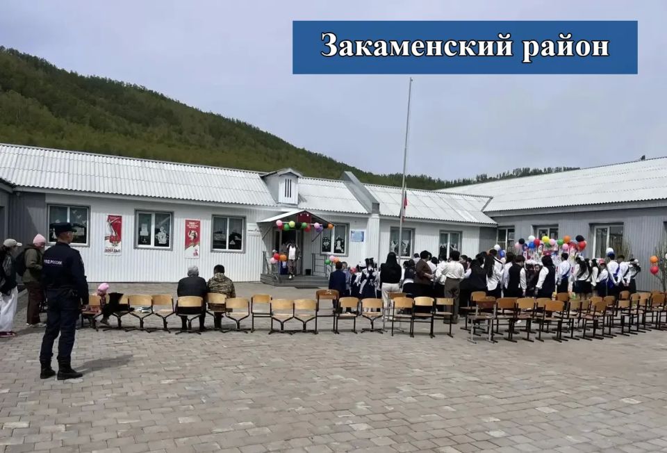 ФОТОФАКТ: полицейские Бурятии обеспечили охрану общественного порядка в местах проведения последних звонков в средних общеобразовательных учреждения республики! ФОТОФАКТ: полицейские Бурятии обеспечили охрану общественного порядка в местах проведения последних звонков в средних общеобразовательных учреждения республики!