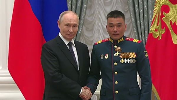 Первый в новейшей истории: Боец из Бурятии стал полным кавалером Георгиевского креста