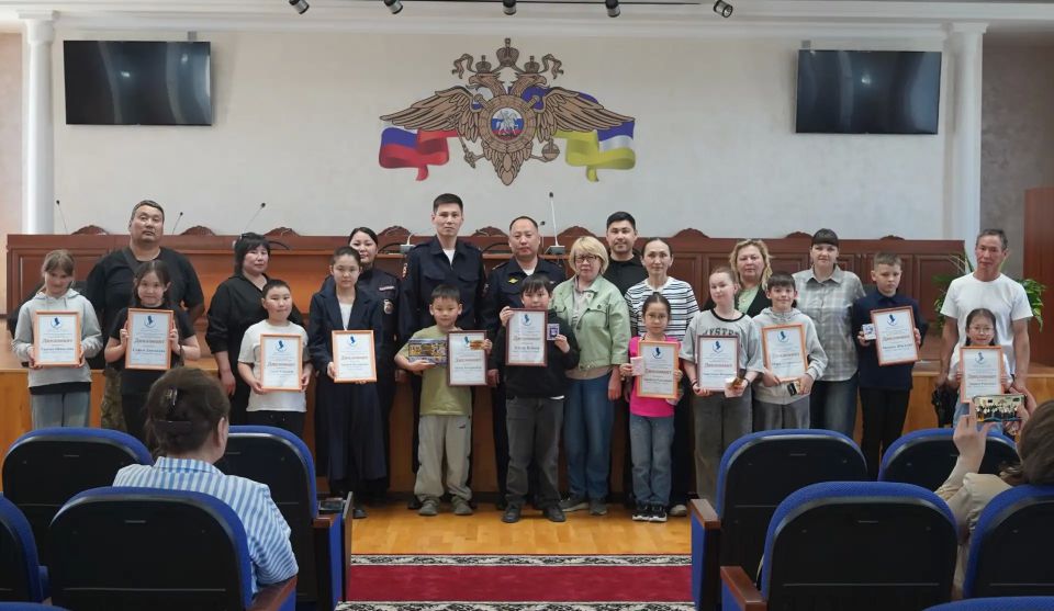 В Улан-Удэ наградили победителей конкурса «Полицейский Дядя Стёпа - 2026» В Улан-Удэ наградили победителей конкурса «Полицейский Дядя Стёпа - 2026»