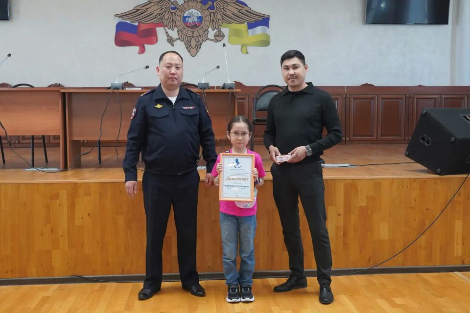 В Улан-Удэ наградили победителей конкурса «Полицейский Дядя Стёпа - 2026» В Улан-Удэ наградили победителей конкурса «Полицейский Дядя Стёпа - 2026»
