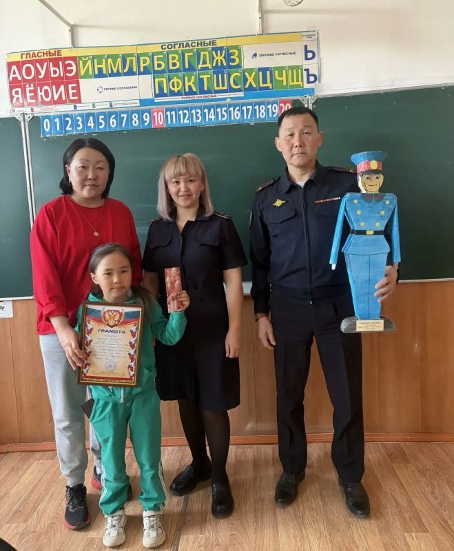 Полиция Бурятии наградила юных участников конкурса «Полицейский дядя Стёпа» Полиция Бурятии наградила юных участников конкурса «Полицейский дядя Стёпа»