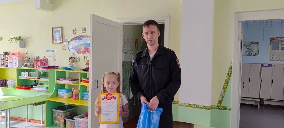 Полиция Бурятии наградила юных участников конкурса «Полицейский дядя Стёпа» Полиция Бурятии наградила юных участников конкурса «Полицейский дядя Стёпа»