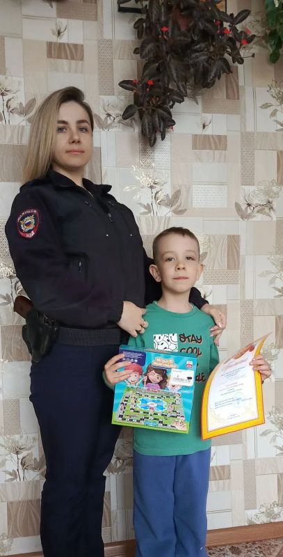 Полиция Бурятии наградила юных участников конкурса «Полицейский дядя Стёпа» Полиция Бурятии наградила юных участников конкурса «Полицейский дядя Стёпа»
