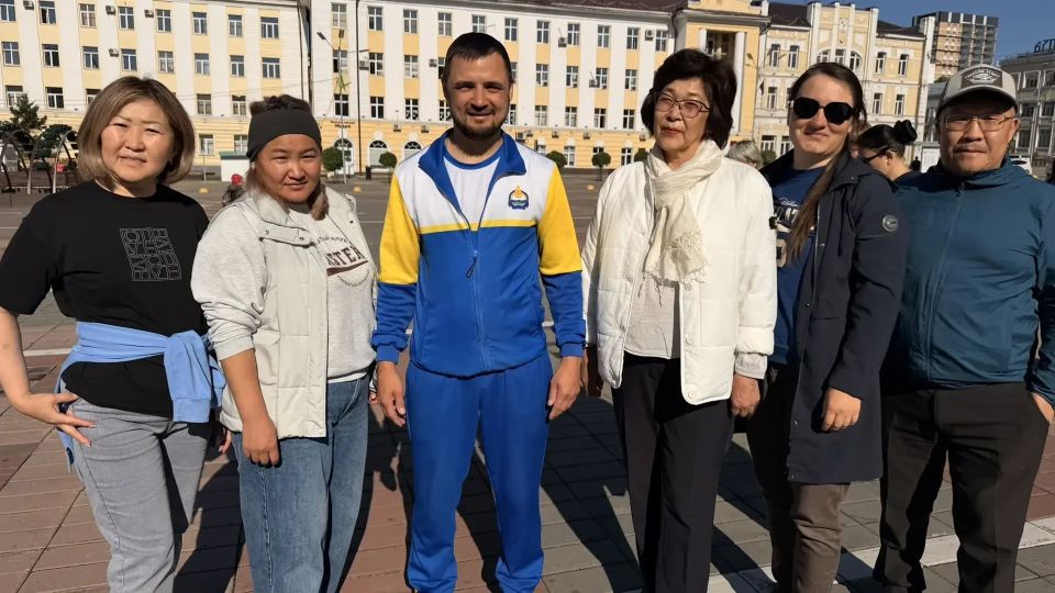 Доброе утро, Бурятия. Шестой день летних зарядок прошёл под руководством заслуженного тренера РБ и директора школы Доброе утро, Бурятия. Шестой день летних зарядок прошёл под руководством заслуженного тренера РБ и директора школы