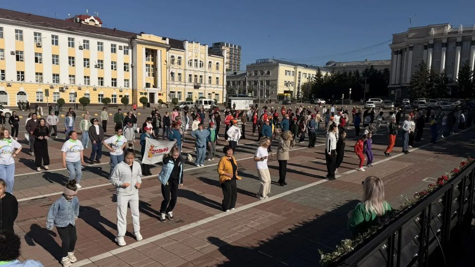 Доброе утро, Бурятия. Шестой день летних зарядок прошёл под руководством заслуженного тренера РБ и директора школы Доброе утро, Бурятия. Шестой день летних зарядок прошёл под руководством заслуженного тренера РБ и директора школы