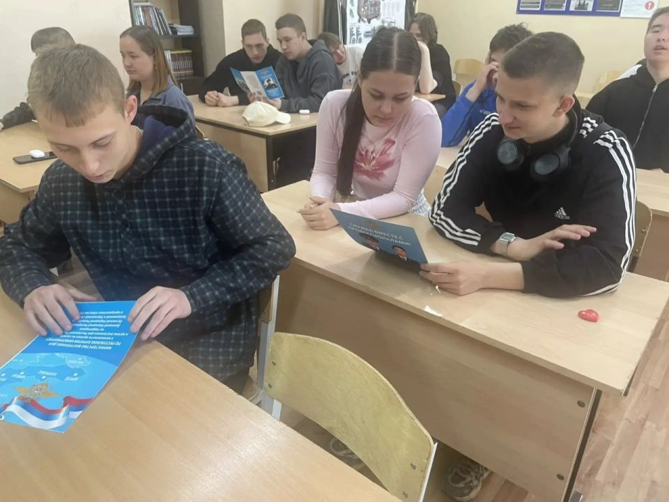 Сотрудники полиции провели для студентов акцию «Один день с полицией России» Сотрудники полиции провели для студентов акцию «Один день с полицией России»