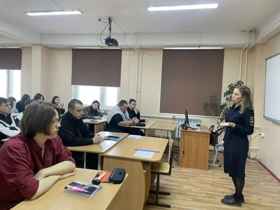 Сотрудники полиции провели для студентов акцию «Один день с полицией России» Сотрудники полиции провели для студентов акцию «Один день с полицией России»