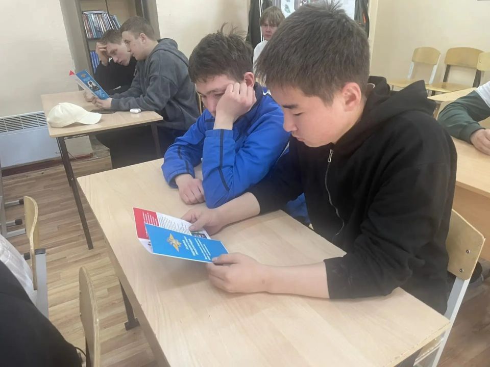 Сотрудники полиции провели для студентов акцию «Один день с полицией России» Сотрудники полиции провели для студентов акцию «Один день с полицией России»