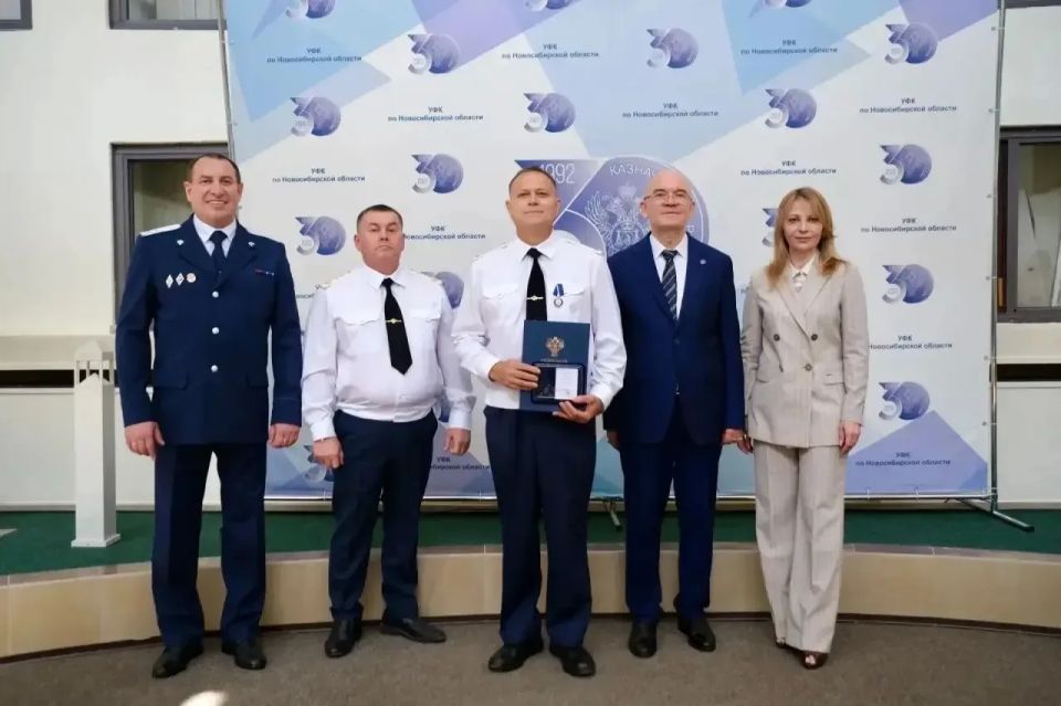 Заместитель руководителя Федерального казначейства Александр Михайлик, начальник Управления по надзору за аудиторской деятельностью Федерального казначейства Людмила Муромцева, врио руководителя Управления Федерального... Заместитель руководителя Федерального казначейства Александр Михайлик, начальник Управления по надзору за аудиторской деятельностью Федерального казначейства Людмила Муромцева, врио руководителя Управления Федерального...