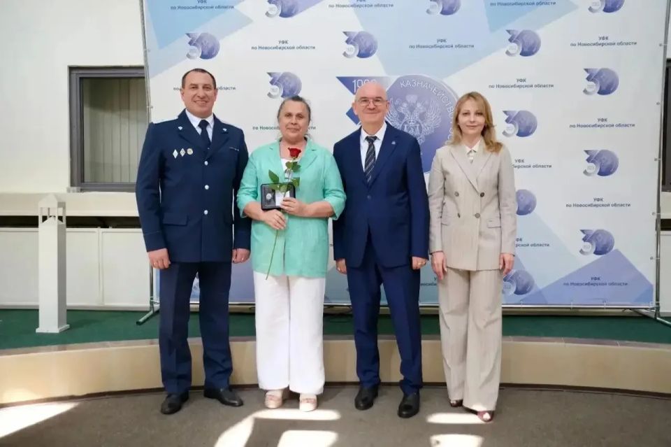 Заместитель руководителя Федерального казначейства Александр Михайлик, начальник Управления по надзору за аудиторской деятельностью Федерального казначейства Людмила Муромцева, врио руководителя Управления Федерального... Заместитель руководителя Федерального казначейства Александр Михайлик, начальник Управления по надзору за аудиторской деятельностью Федерального казначейства Людмила Муромцева, врио руководителя Управления Федерального...