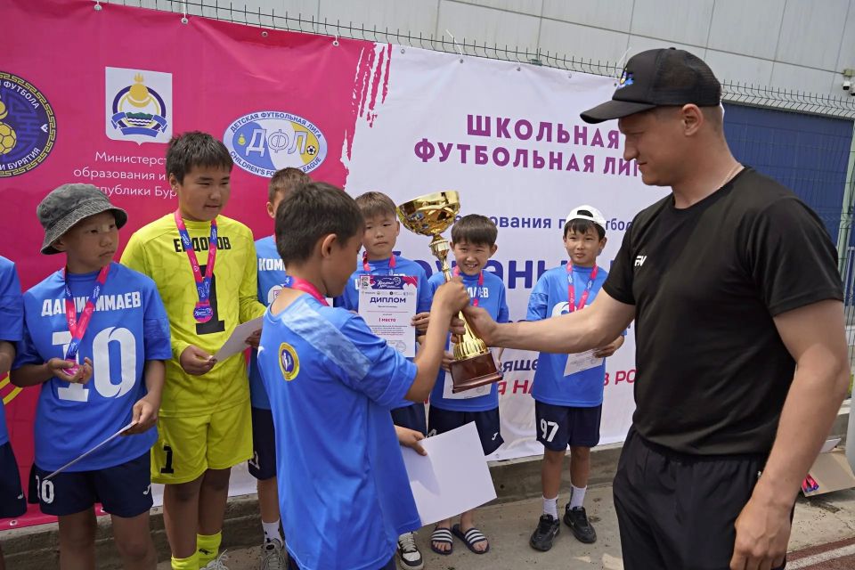 Школьники Бурятии разыграли путёвки в финал «Кожаного мяча» Школьники Бурятии разыграли путёвки в финал «Кожаного мяча»