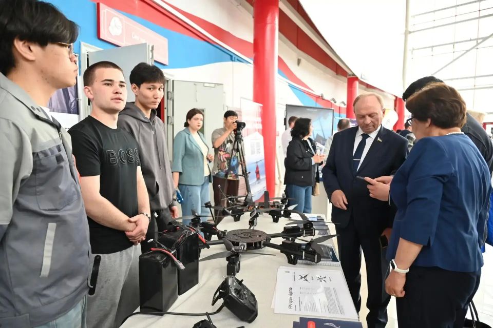 Алексей Цыденов: Дорогие земляки!. . Праздничный день сегодня начали с фестиваля беспилотных технологий и соревнований по управлению дронами Алексей Цыденов: Дорогие земляки!. . Праздничный день сегодня начали с фестиваля беспилотных технологий и соревнований по управлению дронами