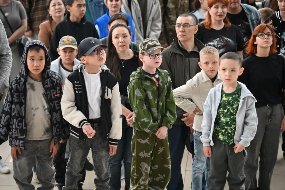 Алексей Цыденов: Дорогие земляки!. . Праздничный день сегодня начали с фестиваля беспилотных технологий и соревнований по управлению дронами Алексей Цыденов: Дорогие земляки!. . Праздничный день сегодня начали с фестиваля беспилотных технологий и соревнований по управлению дронами
