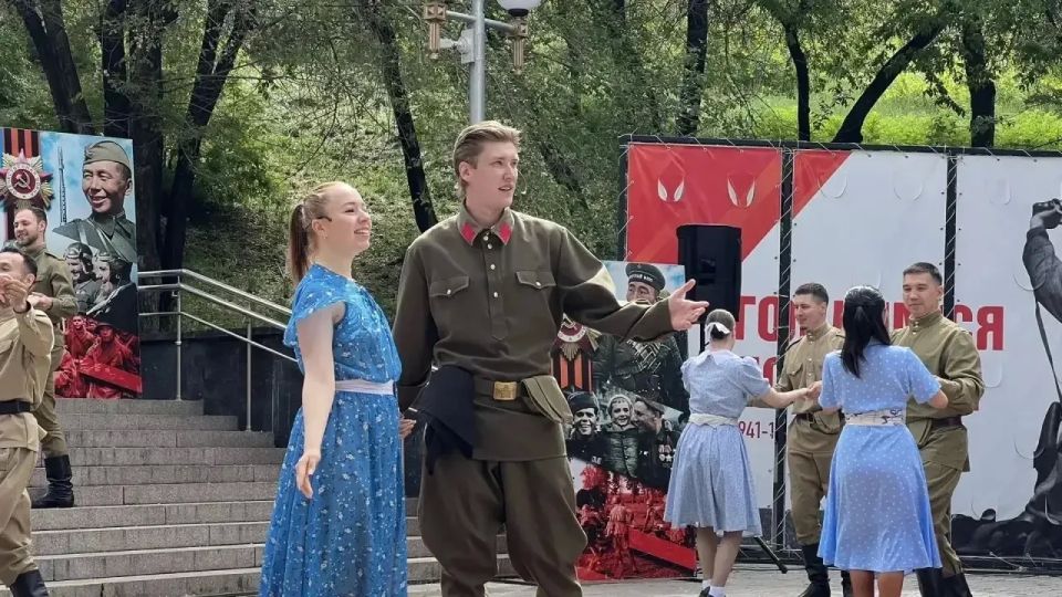 Татьяна Мантатова, вице-спикер Народного Хурала Бурятии, возложила цветы к Вечному огню и памятнику маршалу Советского Союза Константину Рокоссовскому Татьяна Мантатова, вице-спикер Народного Хурала Бурятии, возложила цветы к Вечному огню и памятнику маршалу Советского Союза Константину Рокоссовскому