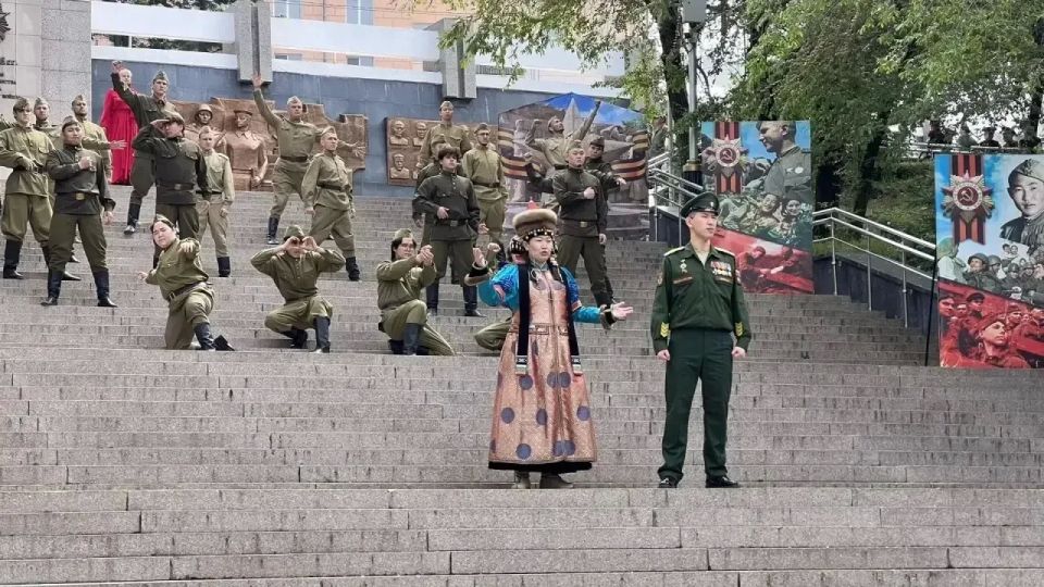 Татьяна Мантатова, вице-спикер Народного Хурала Бурятии, возложила цветы к Вечному огню и памятнику маршалу Советского Союза Константину Рокоссовскому Татьяна Мантатова, вице-спикер Народного Хурала Бурятии, возложила цветы к Вечному огню и памятнику маршалу Советского Союза Константину Рокоссовскому