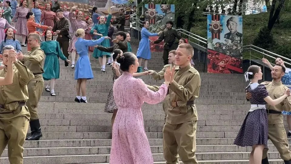 Татьяна Мантатова, вице-спикер Народного Хурала Бурятии, возложила цветы к Вечному огню и памятнику маршалу Советского Союза Константину Рокоссовскому Татьяна Мантатова, вице-спикер Народного Хурала Бурятии, возложила цветы к Вечному огню и памятнику маршалу Советского Союза Константину Рокоссовскому