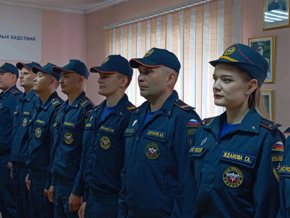 Они дали торжественную Клятву служить Отечеству, народу и добросовестно исполнять свои служебные обязанности Они дали торжественную Клятву служить Отечеству, народу и добросовестно исполнять свои служебные обязанности
