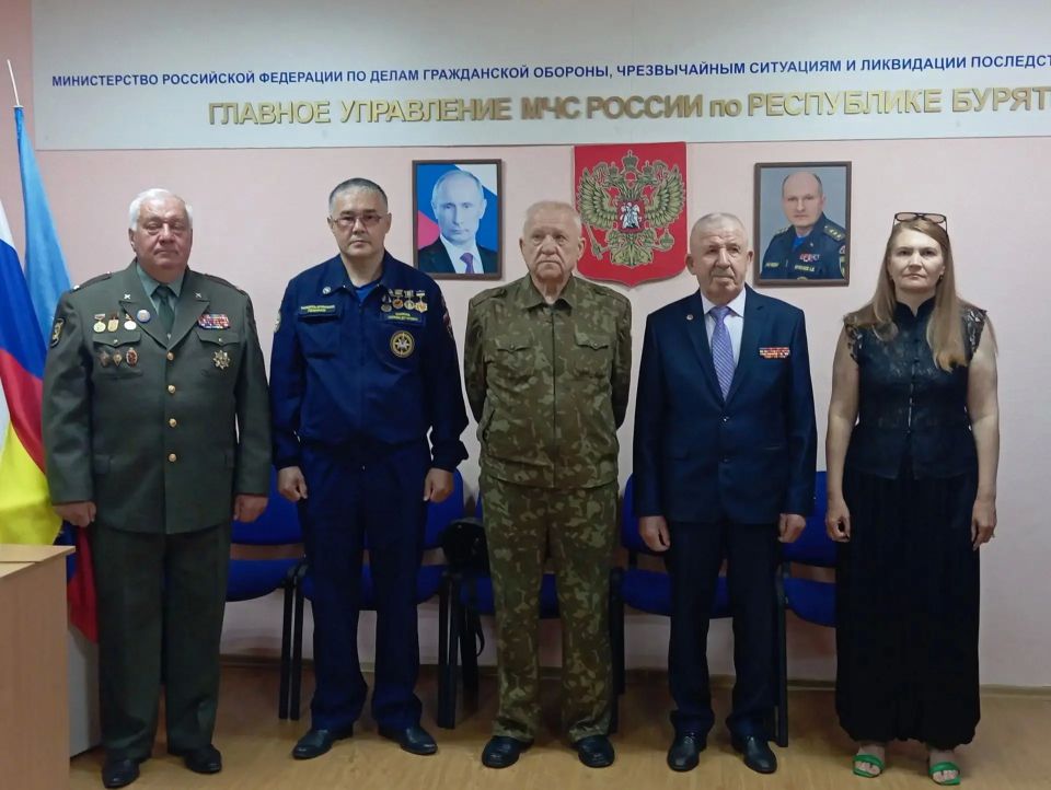 Они дали торжественную Клятву служить Отечеству, народу и добросовестно исполнять свои служебные обязанности Они дали торжественную Клятву служить Отечеству, народу и добросовестно исполнять свои служебные обязанности