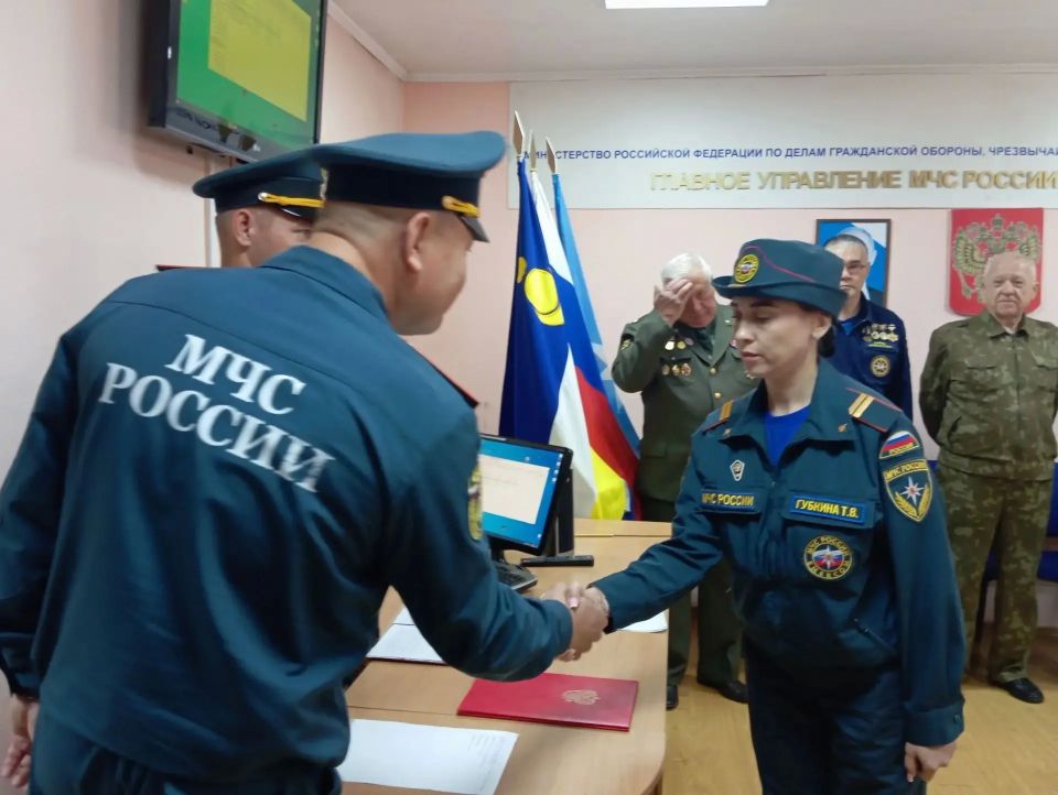 Они дали торжественную Клятву служить Отечеству, народу и добросовестно исполнять свои служебные обязанности Они дали торжественную Клятву служить Отечеству, народу и добросовестно исполнять свои служебные обязанности