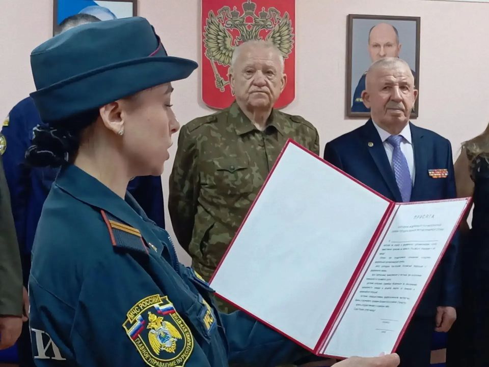 Они дали торжественную Клятву служить Отечеству, народу и добросовестно исполнять свои служебные обязанности Они дали торжественную Клятву служить Отечеству, народу и добросовестно исполнять свои служебные обязанности