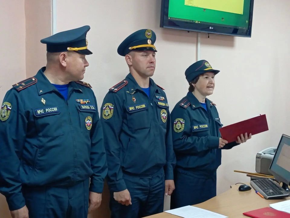 Они дали торжественную Клятву служить Отечеству, народу и добросовестно исполнять свои служебные обязанности Они дали торжественную Клятву служить Отечеству, народу и добросовестно исполнять свои служебные обязанности