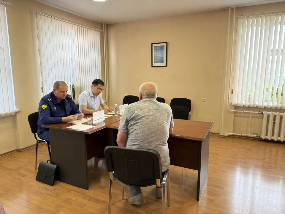 Сегодня заместитель прокурора республики Дмитрий Токарев и главный государственный инспектор труда в республике Юрий Гармаев провели личный прием граждан по вопросам соблюдения трудовых прав граждан Сегодня заместитель прокурора республики Дмитрий Токарев и главный государственный инспектор труда в республике Юрий Гармаев провели личный прием граждан по вопросам соблюдения трудовых прав граждан