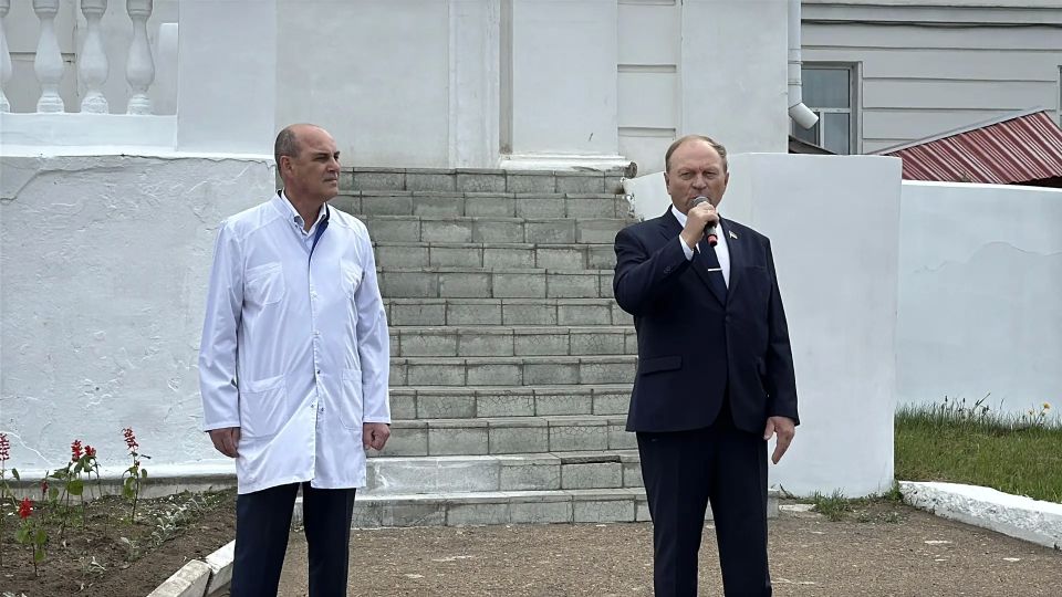 Председатель Народного Хурала Владимир Павлов поздравил сегодня медицинских работников РКБ им. Семашко с профессиональным праздником Председатель Народного Хурала Владимир Павлов поздравил сегодня медицинских работников РКБ им. Семашко с профессиональным праздником