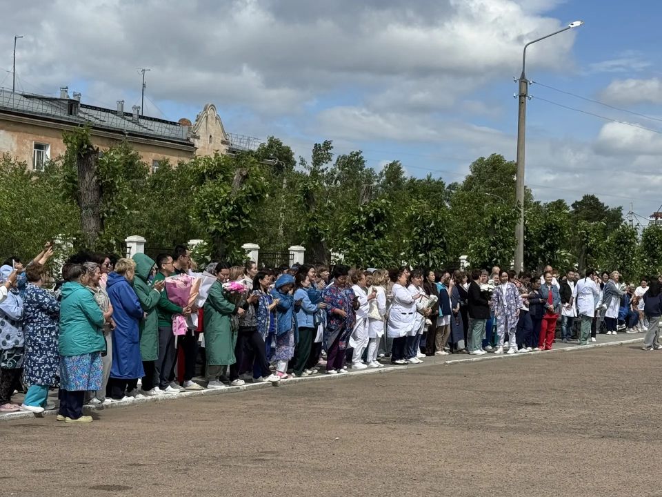Председатель Народного Хурала Владимир Павлов поздравил сегодня медицинских работников РКБ им. Семашко с профессиональным праздником Председатель Народного Хурала Владимир Павлов поздравил сегодня медицинских работников РКБ им. Семашко с профессиональным праздником
