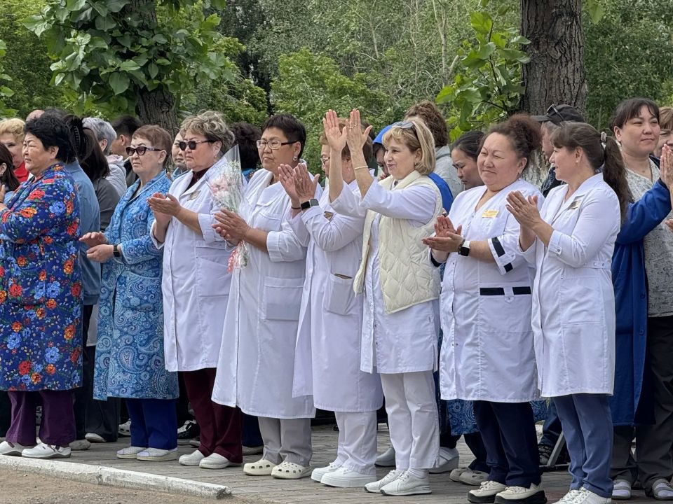 Председатель Народного Хурала Владимир Павлов поздравил сегодня медицинских работников РКБ им. Семашко с профессиональным праздником Председатель Народного Хурала Владимир Павлов поздравил сегодня медицинских работников РКБ им. Семашко с профессиональным праздником