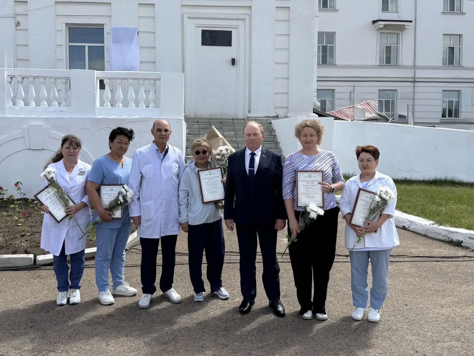 Председатель Народного Хурала Владимир Павлов поздравил сегодня медицинских работников РКБ им. Семашко с профессиональным праздником Председатель Народного Хурала Владимир Павлов поздравил сегодня медицинских работников РКБ им. Семашко с профессиональным праздником
