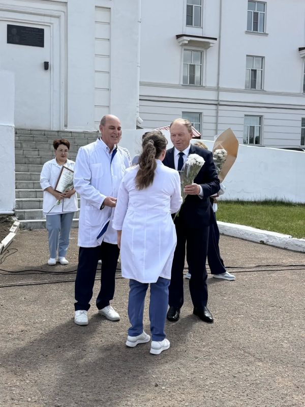 Председатель Народного Хурала Владимир Павлов поздравил сегодня медицинских работников РКБ им. Семашко с профессиональным праздником Председатель Народного Хурала Владимир Павлов поздравил сегодня медицинских работников РКБ им. Семашко с профессиональным праздником
