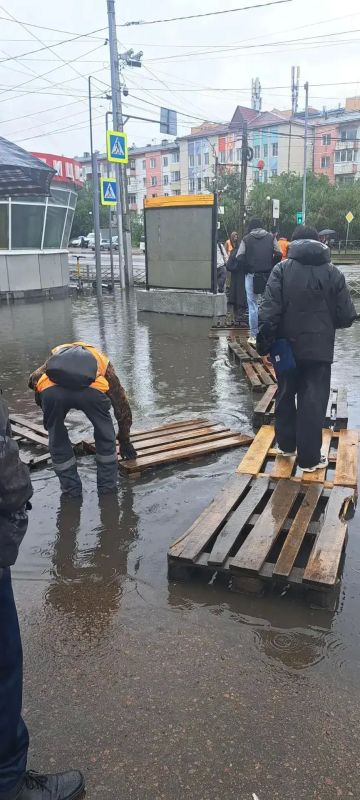 После сильного дождя на улицах Улан-Удэ образовались большие лужи После сильного дождя на улицах Улан-Удэ образовались большие лужи