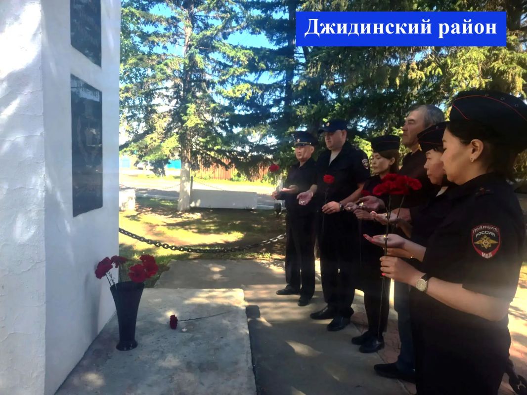 Свеча памяти: Полицейские Бурятии и Общественный совет почтили память героев Свеча памяти: Полицейские Бурятии и Общественный совет почтили память героев