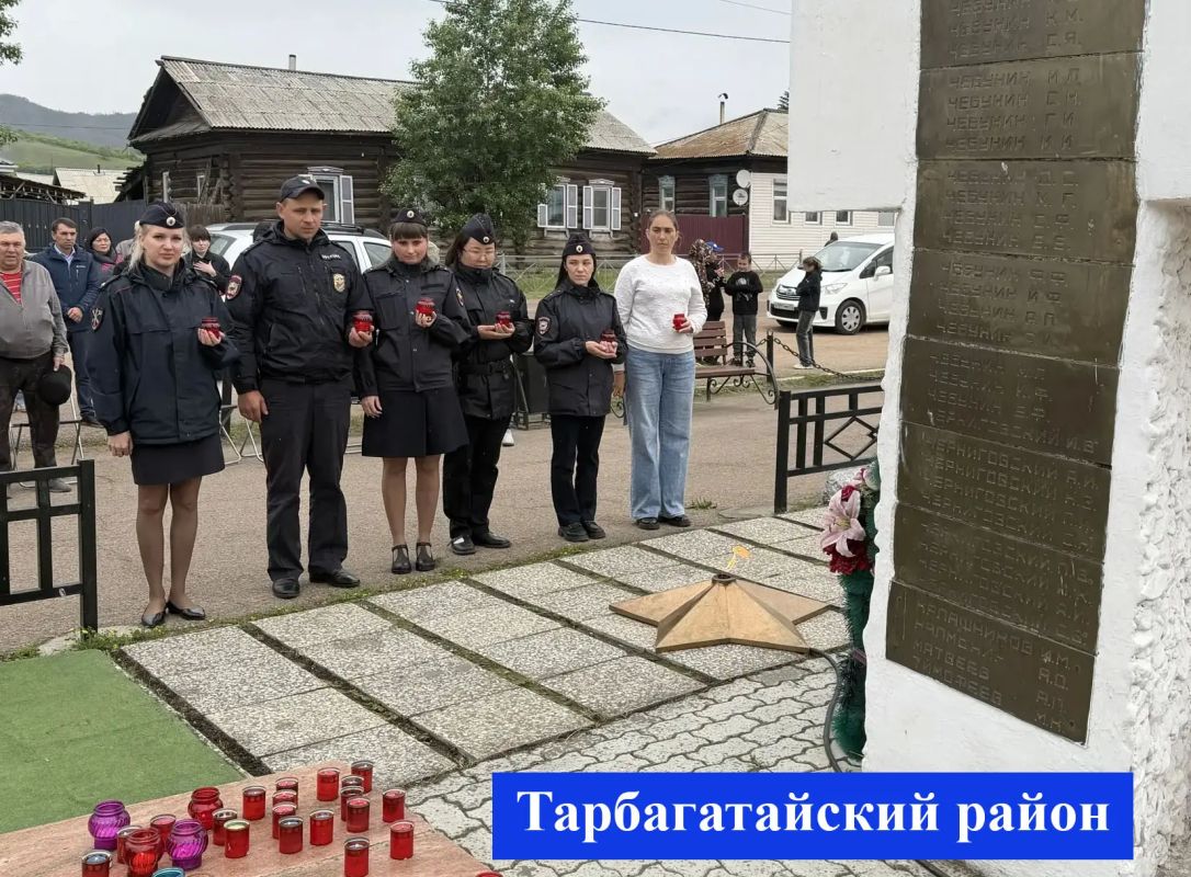 Свеча памяти: Полицейские Бурятии и Общественный совет почтили память героев Свеча памяти: Полицейские Бурятии и Общественный совет почтили память героев
