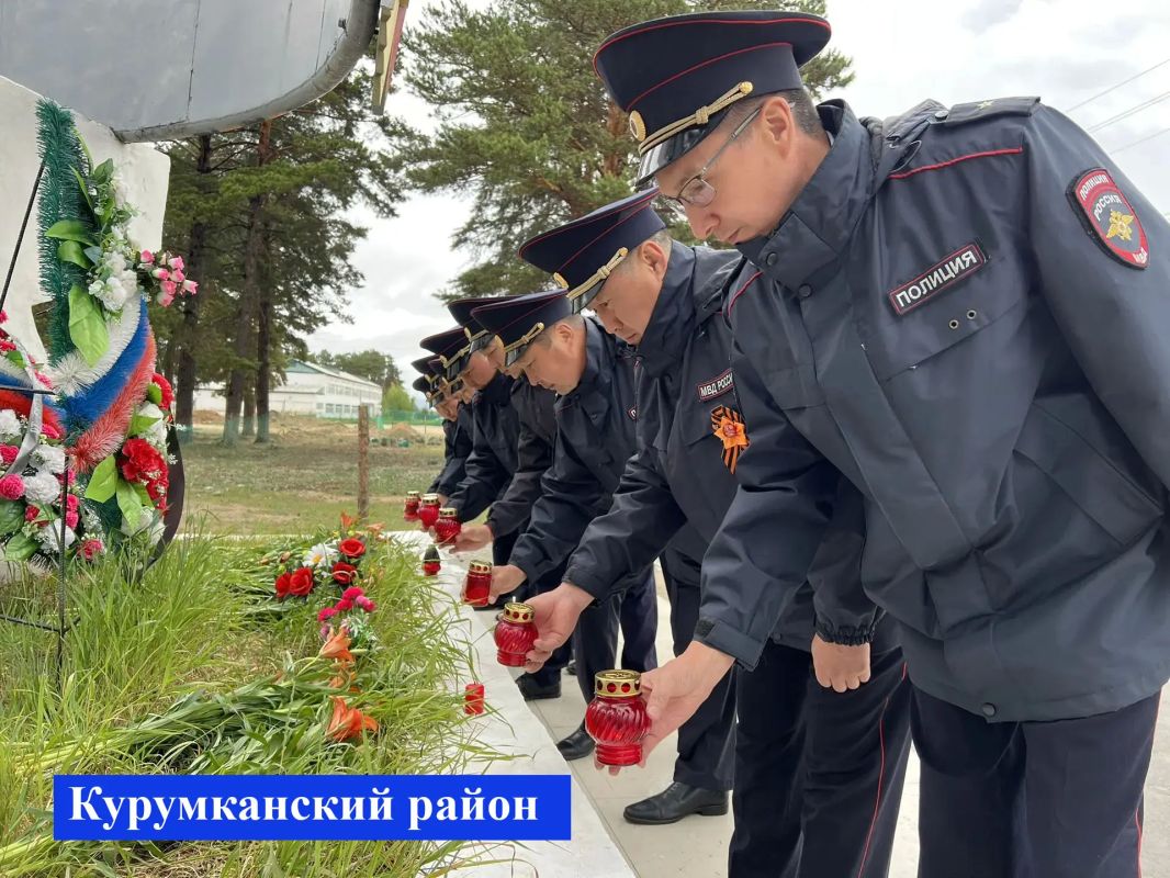 Свеча памяти: Полицейские Бурятии и Общественный совет почтили память героев Свеча памяти: Полицейские Бурятии и Общественный совет почтили память героев