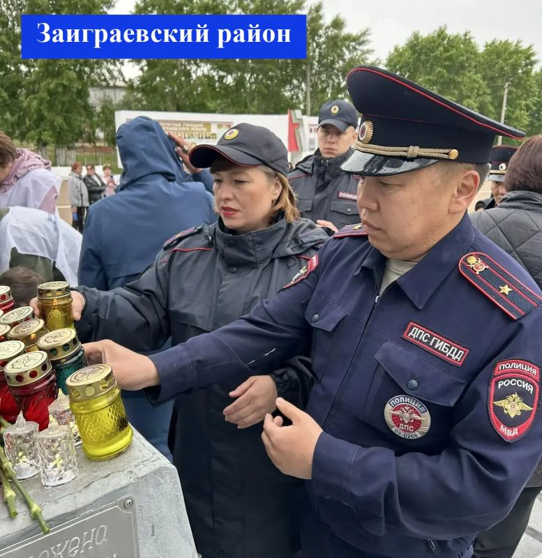Свеча памяти: Полицейские Бурятии и Общественный совет почтили память героев Свеча памяти: Полицейские Бурятии и Общественный совет почтили память героев