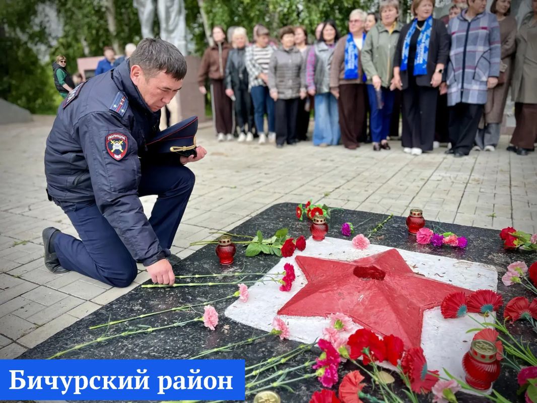 Полицейские Бурятии зажгли "Свечу памяти" в День скорби Полицейские Бурятии зажгли "Свечу памяти" в День скорби