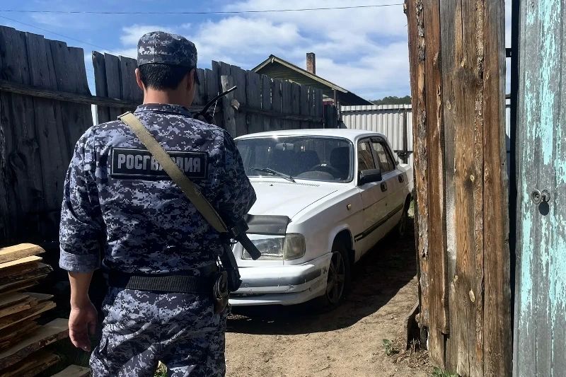 В Кяхте сотрудники Росгвардии задержали гражданина, который умышленно повредил автомобиль