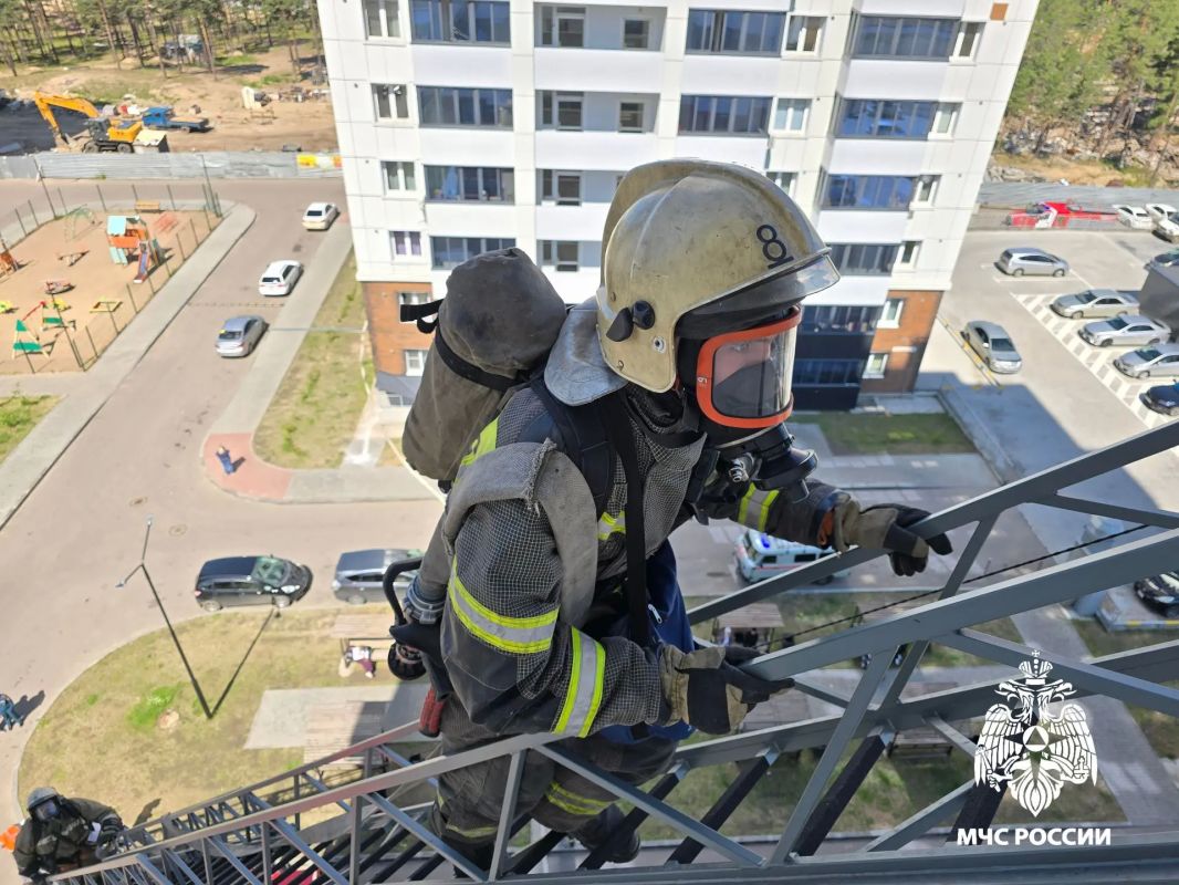 В Улан-Удэ огнеборцы отработали ликвидацию пожара в высотке В Улан-Удэ огнеборцы отработали ликвидацию пожара в высотке