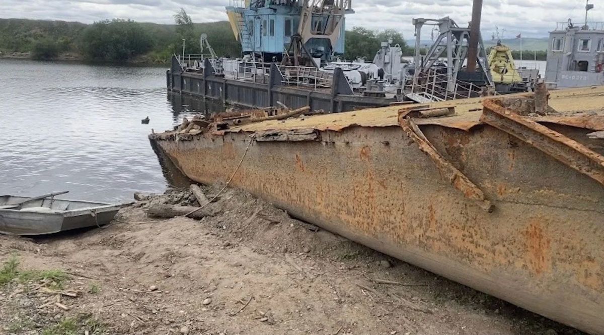 Стальную баржу подняли со дна Селенги в Улан-Удэ