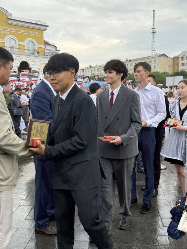 Лучшим выпускникам школ Улан-Удэ вручили награды Лучшим выпускникам школ Улан-Удэ вручили награды