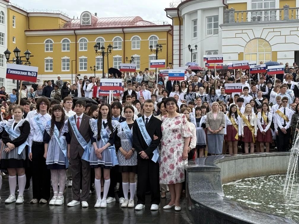Лучшим выпускникам школ Улан-Удэ вручили награды Лучшим выпускникам школ Улан-Удэ вручили награды