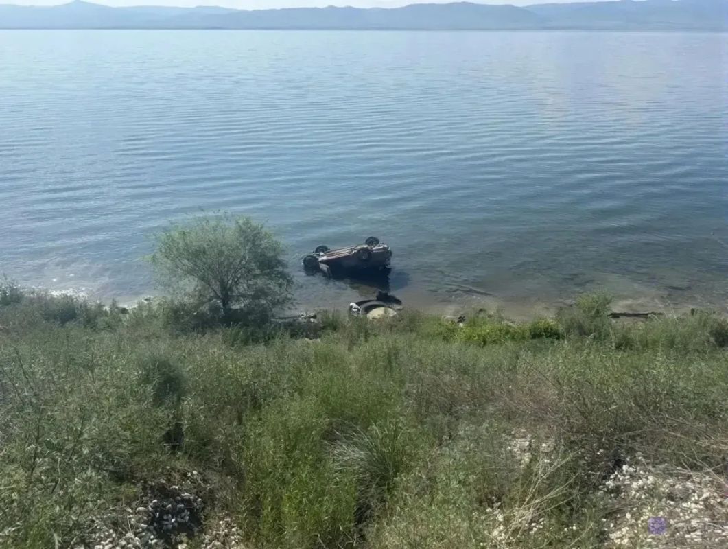 Машина с людьми улетела в озеро в районе Бурятии