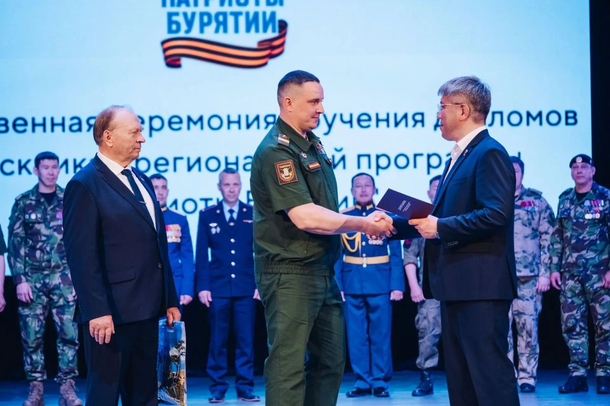Алексей Цыденов: Еще одна торжественная встреча с выпускниками! Ветераны СВО получили дипломы после обучения по программе «Государственное и муниципальное управление» региональной программы «Патриоты Бурятии» Алексей Цыденов: Еще одна торжественная встреча с выпускниками! Ветераны СВО получили дипломы после обучения по программе «Государственное и муниципальное управление» региональной программы «Патриоты Бурятии»