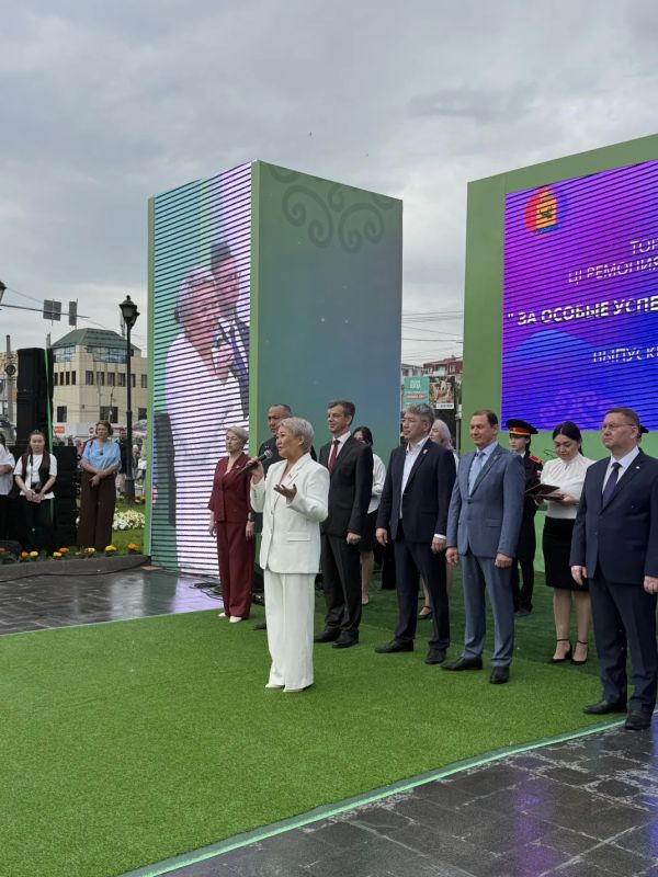 Лучшим выпускникам школ Улан-Удэ вручили награды